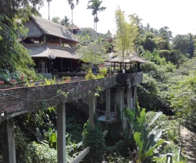 Warung sul fiume