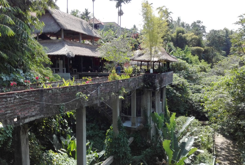 Warung sul fiume